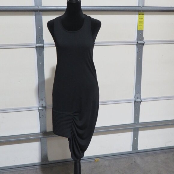 BCBGMaxAzria Dresses & Skirts - BCBGMaxAzria Black Geometrical design formal dress black tie cocktail scoop neck